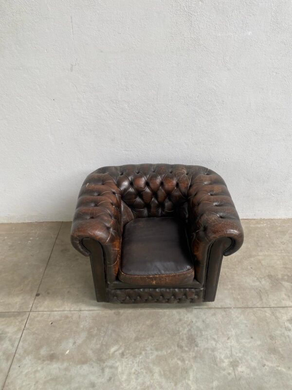 Poltrona tipo Chesterfield marrone in similpelle invecchiata VP006 - immagine 3