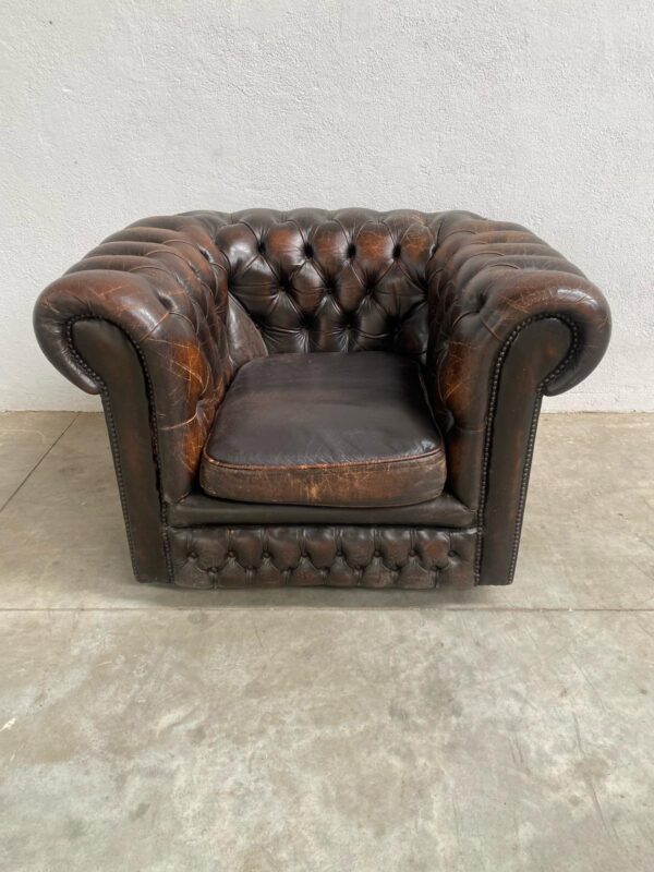 Poltrona tipo Chesterfield marrone in similpelle invecchiata VP006