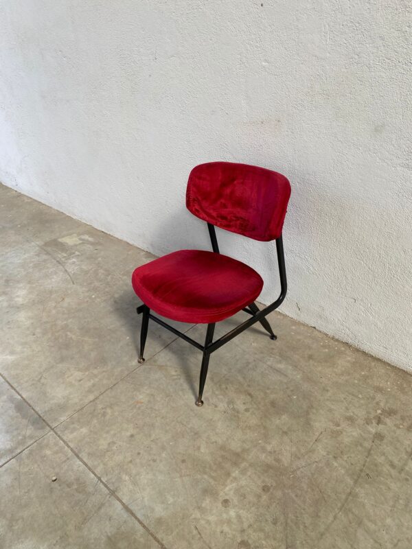 Sedie vintage in velluto rosso con struttura in metallo nero VSE013 - immagine 4