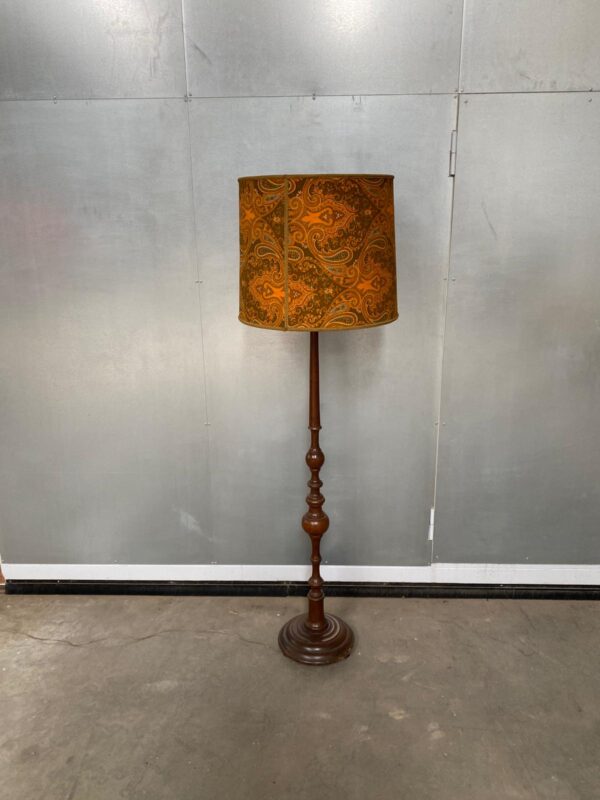 Lampada da terra vintage con struttura in legno e paralume in stoffa VLT002 - immagine 3