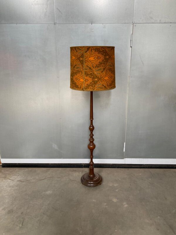 Lampada da terra vintage con struttura in legno e paralume in stoffa VLT002