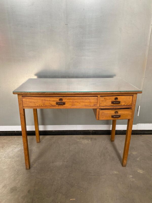 Scrivania vintage con piano in vetro e cassetti VM018
