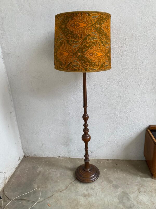 Lampada da terra vintage con struttura in legno e paralume in stoffa VLT002 - immagine 2